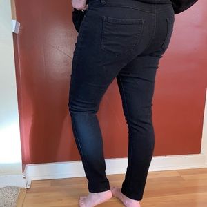 d. Black skinny Jeans